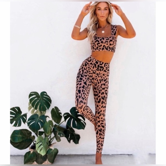 ALLFENIX Leopard Print Women's Leggings and Top Set - Picture 4 of 12